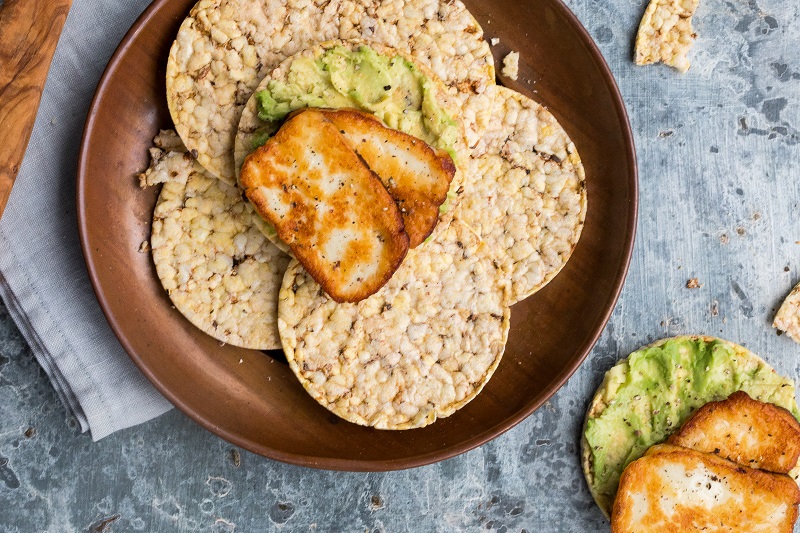 Haloumi & avocado smash on CORN THINS slices for lunch. #cornthins, #realfoodscornthins