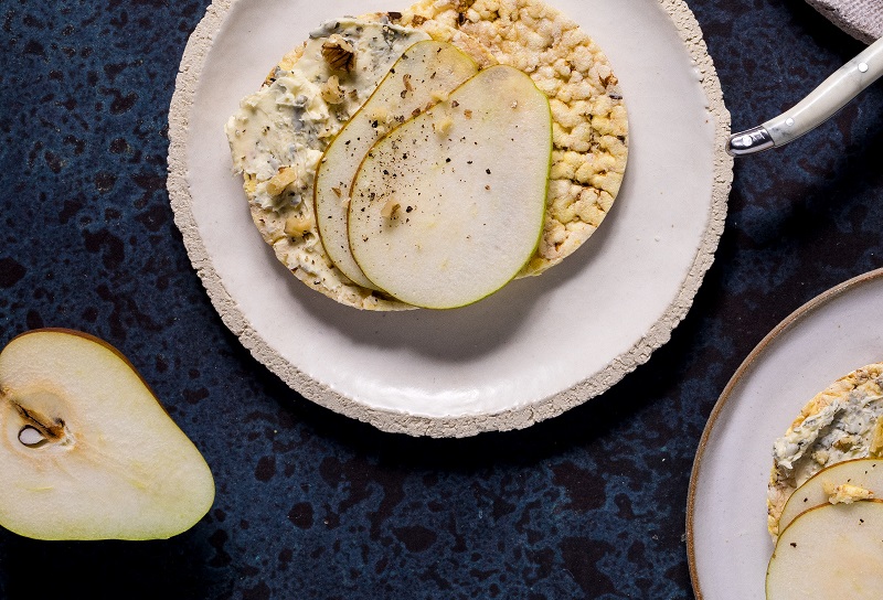Blue Cheese, Pear & Walnut of CORN THINS slices