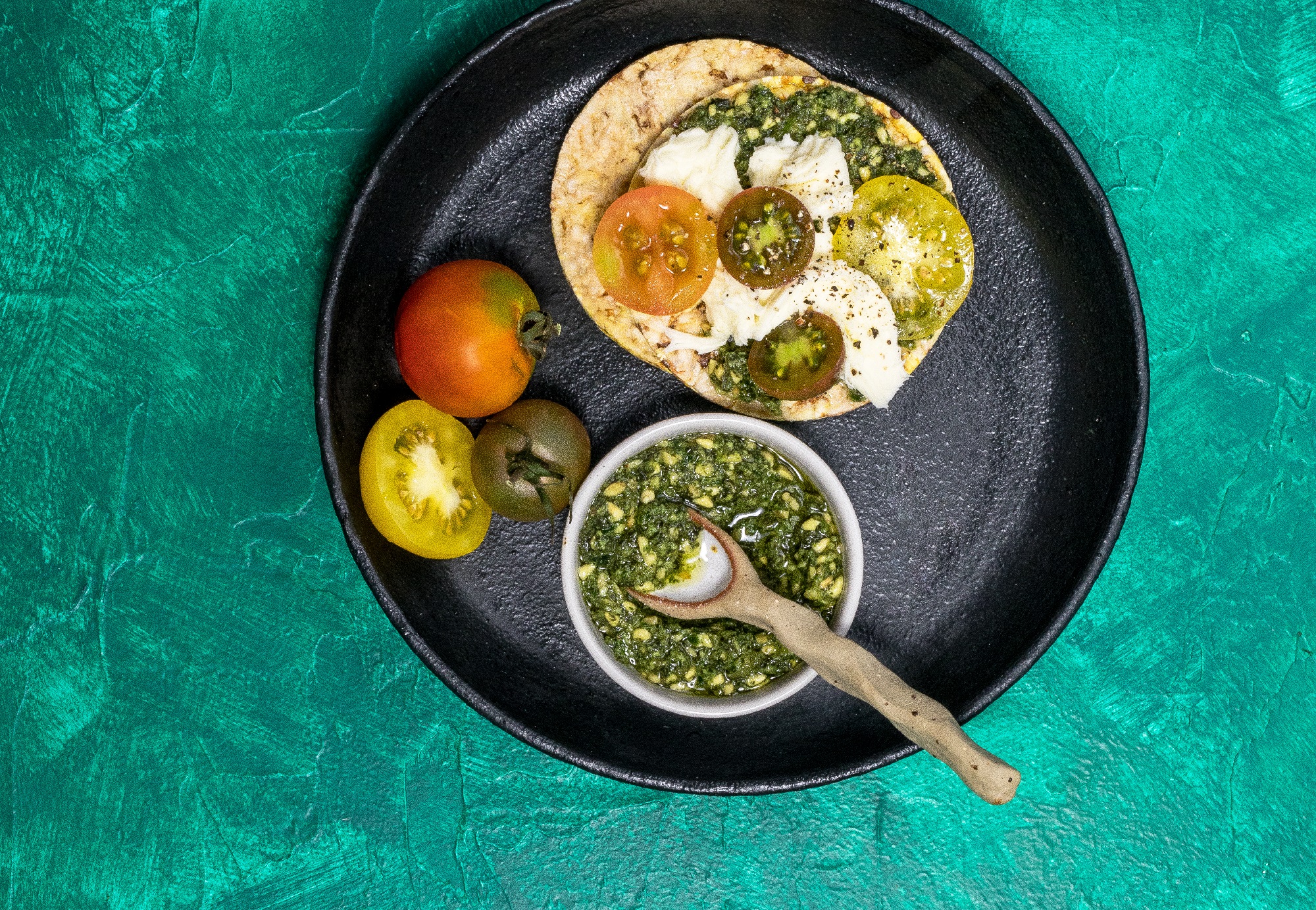 Pesto, Bocconcini & Tomato on CORN THINS slice