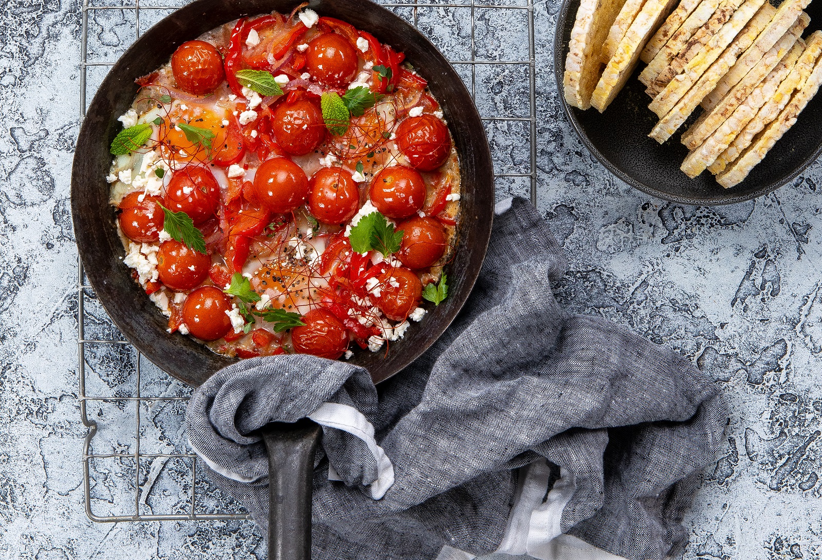 Capsicum shakshuka with Corn Thins slices