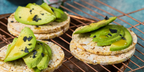 avocado and hot sauce on Corn Thins slices