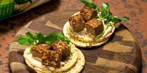 Hommus, watercress & tempeh on Corn Thins slices