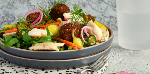 Rocket, carrot, pickled re onion, chilli, falafel & dill salad with Corn Thins slices