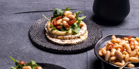 Hummus, rocket, white beans & sundried tomatoes on Corn Thins slices
