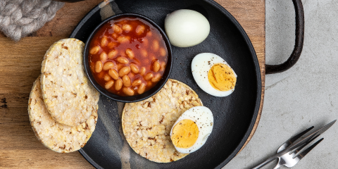 Baked beans, Boiled egg on Corn thins slices