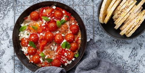 Capsicum Shakshuka with Corn Thins slices