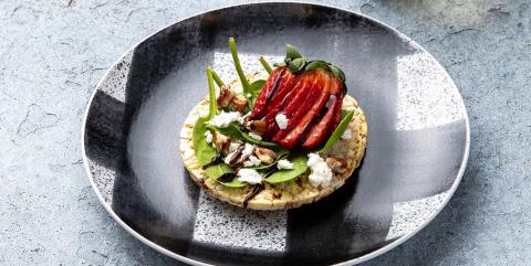 Baby Spinach, Goat Cheese, Strawberry, Pecan & Balsamic Glaze on Corn Thins slices