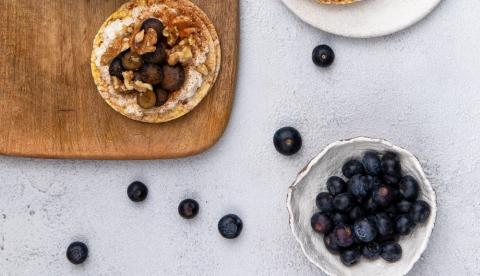 cottage cheese, blueberries, walnuts, cinnamon on Corn Thins slices