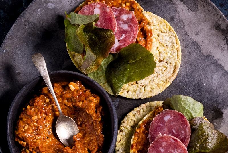 Capsicum dip, salami & lettuce with CORN THINS slices