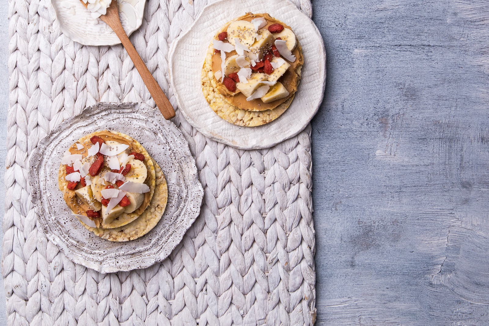 Peanut Butter, Banana, Goji Berries, Coconut Flakes & Chia on CORN THINS slices