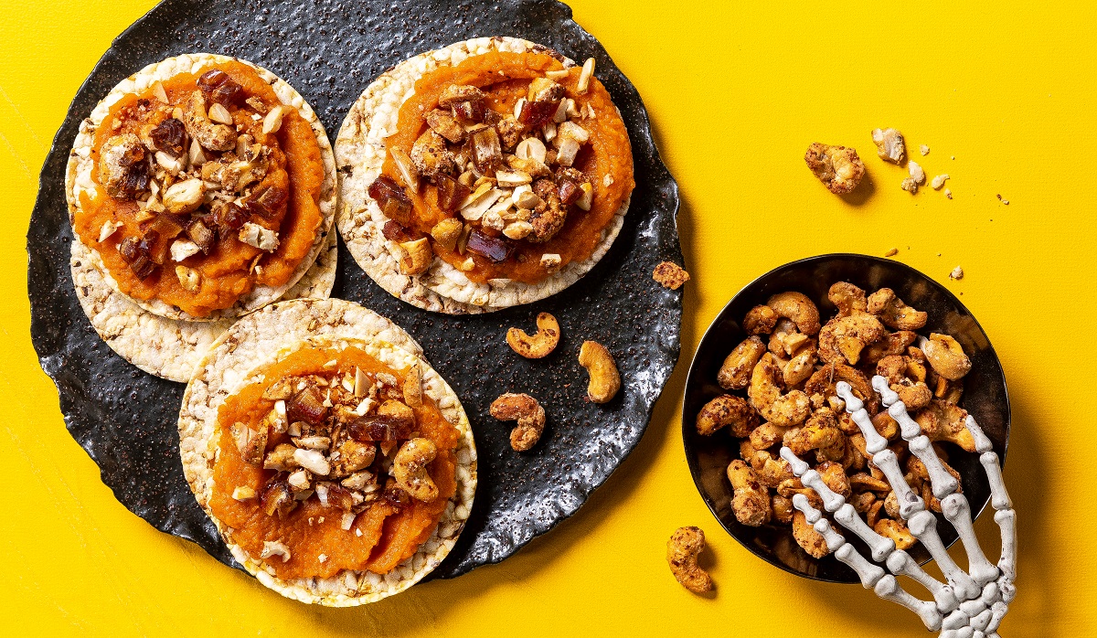 Halloween special - pumpkin pie filling, chilli cashews & medjool dates with CORN THINS slices