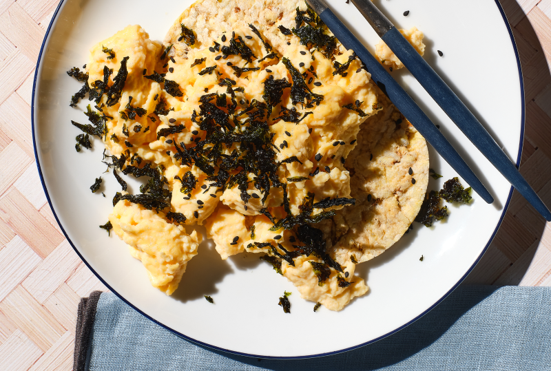 Scrambled Eggs, Sesame Seed, Sesame Oil & Nori on Corn Thins slices