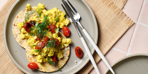 Tofu Scramble & Tomato with Corn Thins slices