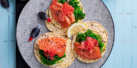 Seaweed salad, salmon, pickled ginger & sesame seeds on Corn Thins slices