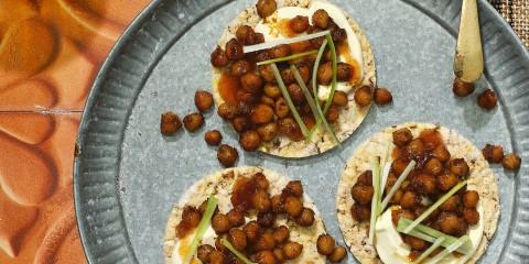 Spiced chickpea, sour cream, mango chutney & spring onion on Corn Thins slices